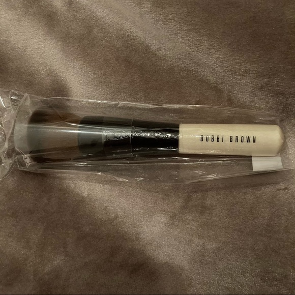 BOBBY BROWN Full Coverage Makeup Brush - Picture 4 of 6